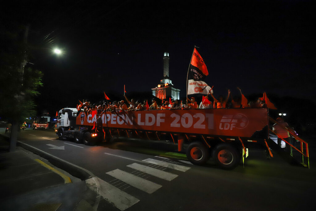 La caravana del Cibao FC entra al área monumental