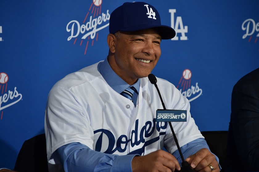 A Dave Roberts, manager de los Dodgers, le tiraron un huevo en Corea