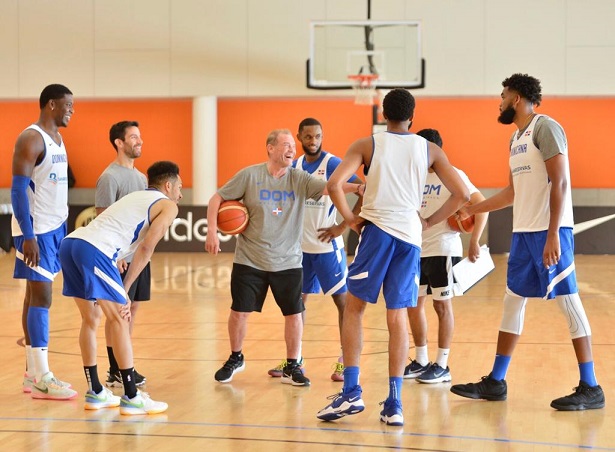 El coach N%C3%A9stor Ch%C3%A9 Garc%C3%ADa interact%C3%BAa con los jugadores del preseleccionado nacional de baloncesto en las pr%C3%A1cticas en M%C3%A1laga Espa%C3%B1a.