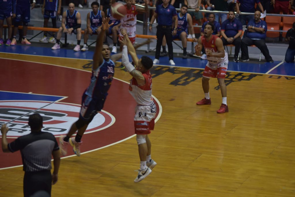 Alex Abreu lo hace de nuevo y le da la victoria a Plaza en la final del Baloncesto Superior de Santiago