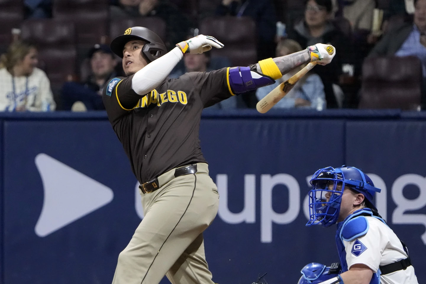 Padres dividen con Dodgers en Corea. Machado la sacó