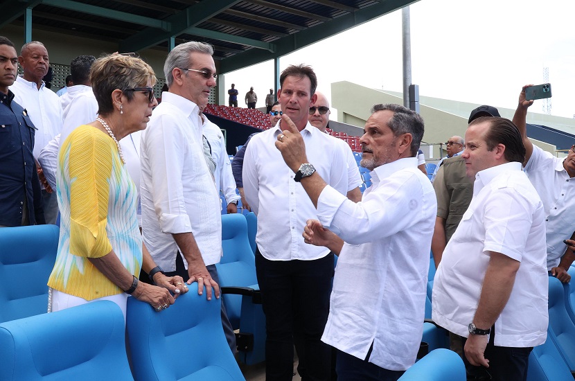 Abinader y Noboa encienden las luces led del Estadio José Briceño de PP