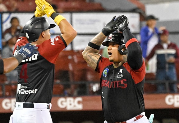 Gigantes dejan en el terreno a las Estrellas con hit de oro de Johan Rojas