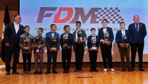 Carlos Finke y Carlos Munoz presidente y secretario de FDM premian categorias menores de motocross